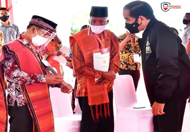 Mantap, Jokowi Serahkan 22.007 Sertifikat Tanah di Humbahas