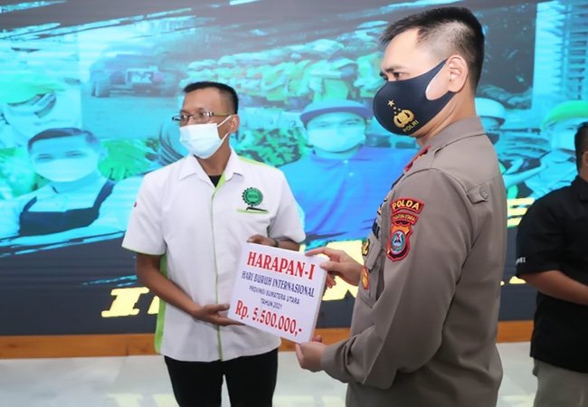 Peringatan May Day, Poldasu Salurkan Paket Sembako kepada 49 Elemen Serikat Buruh