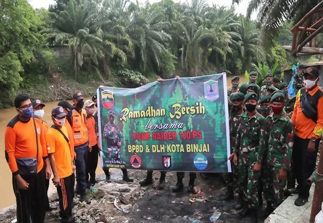 Yonif Raider 100/PS Bersama DLH Kota Binjai Gelar "Ramadhan Bersih"