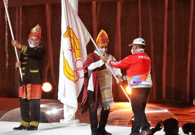 Gubsu Edy Gubsu Terima Bendera Tuan Rumah PON 2024