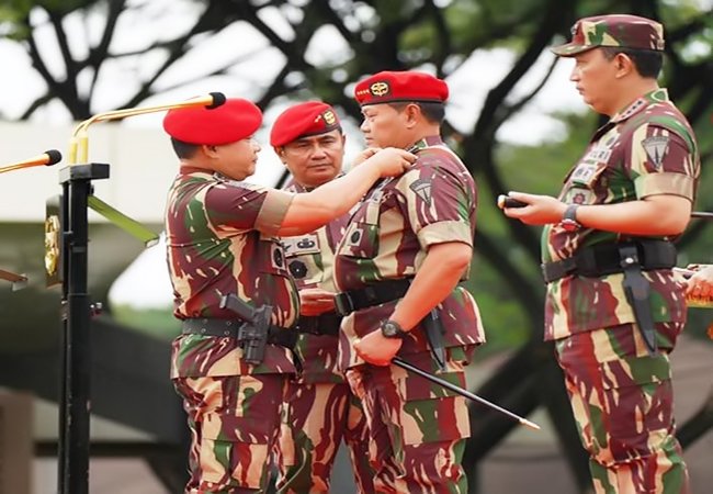 Laksamana TNI Yudo Margono Terima Brevet Kopassus