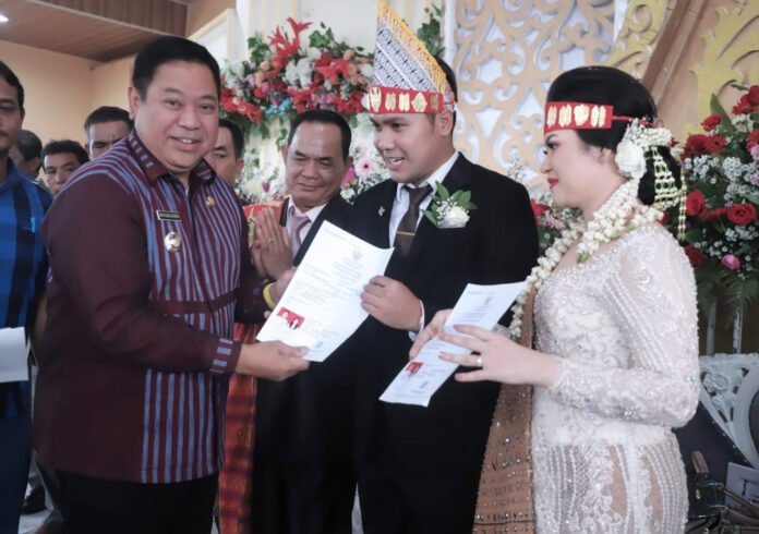 Bupati-berutu Bupati Dairi Serahkan Akta Nikah Pengantin di Sopo Godang HKBP Sidikalang