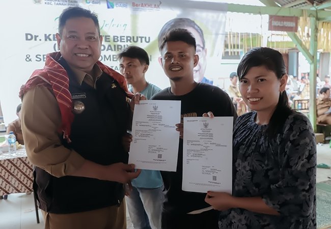 Bupati Dairi Berikan Dokumen Kelengkapan Administrasi Masyarakat Lau Perimbon