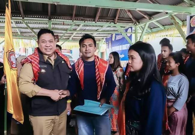 Lantik Pengurus Karang Taruna Desa Lau Perimbon, Bupati Dairi Minta Bersinergi Wujudkan Petani Milenial