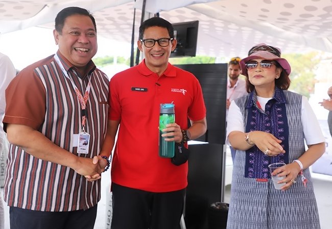 Bertemu Menparekraf Sandiaga Uno, Bupati Dairi Kenalkan Stand Booth F1H2O
