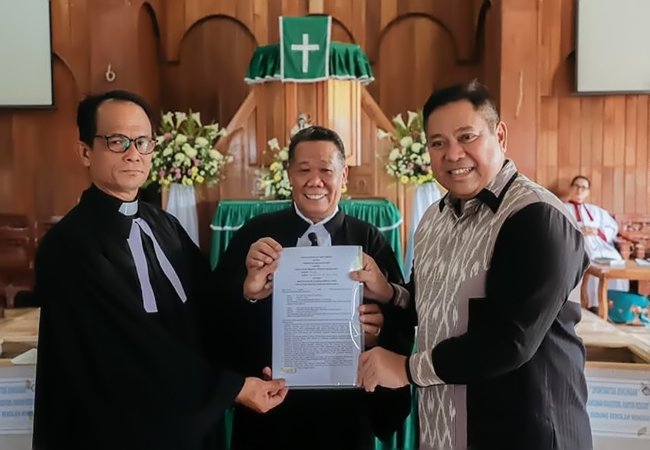 bupati-serahkan-sertifikat Bupati Dairi Serahkan Sertifikat Tanah HKBP Immanuel Kalang Simbara