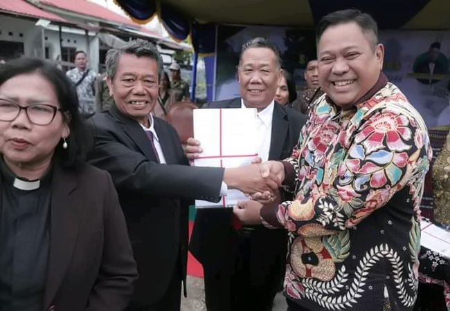 bupati-serahkan-sertifikat Bupati Dairi Serahkan 3 Sertifikat Tanah Rumah Ibadah di Perumnas Lae Mbulan