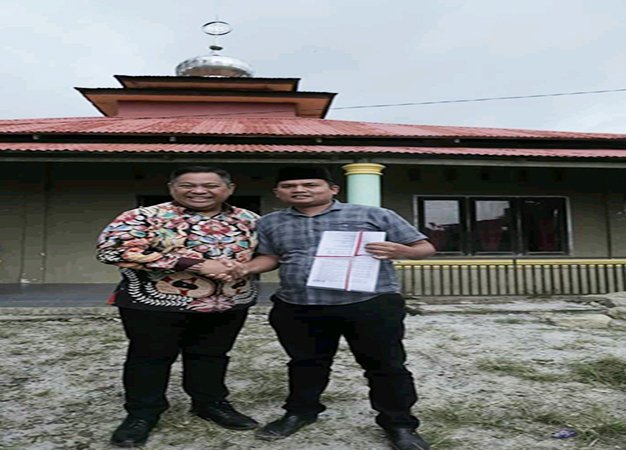 Bupati Dairi Serahkan Sertifikat Tanah Masjid Manurul Huda