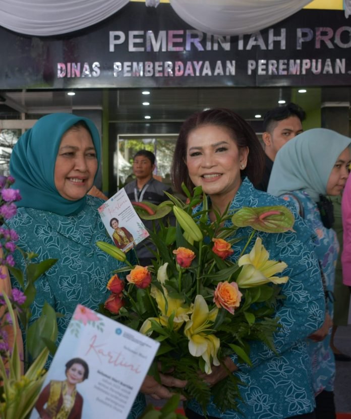 PKK dan Dharma Wanita Dairi Ikuti Lomba Merangkai Bunga dan Menghias Makanan Pelleng