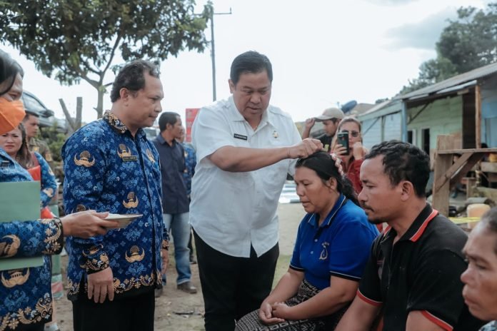 Bupati Dairi Berikan Bantuan Langsung ke Korban Kebakaran di Lae Hole Parbuluan