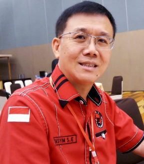 Targetkan 14 Kursi, Hasyim Bawa 50 Berkas Caleg dari PDIP Daftar ke KPU Medan