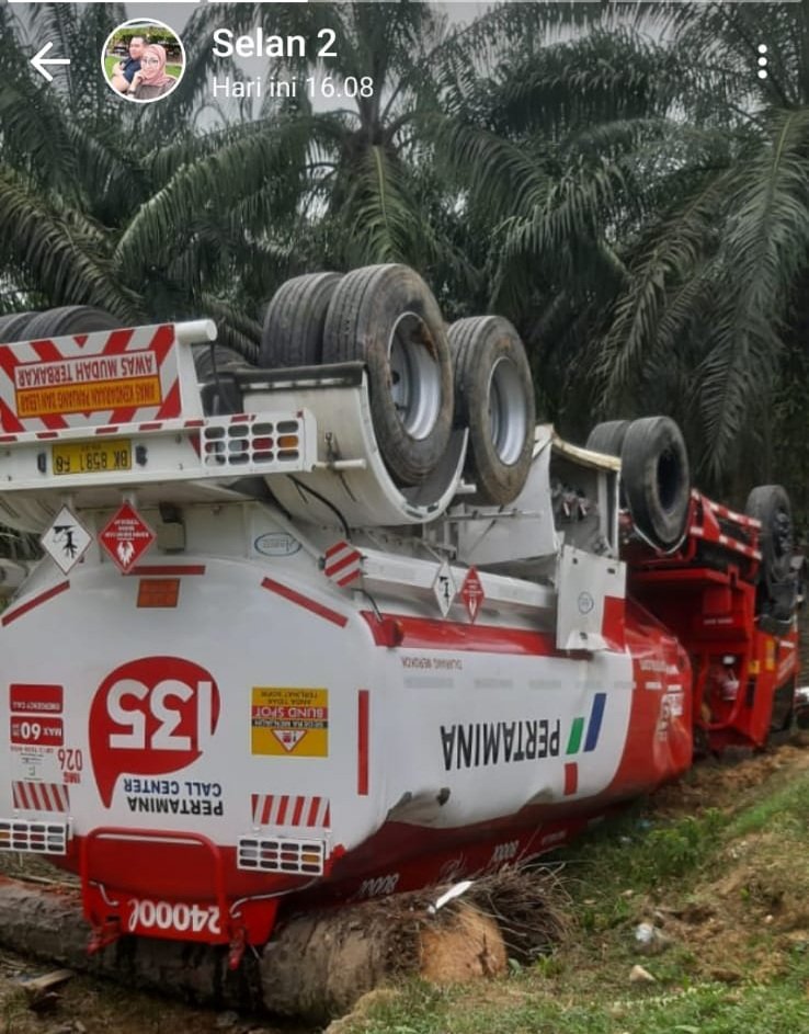 Truk Pengangkut BBM PT El Nusa Petrofin Terguling di Aceh Tamiang