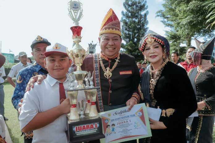 Bupati Eddy Berutu Serahkan Penghargaan Pemenang ISORI Cup X, Ini Daftarnya