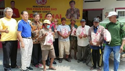 Hasyim bersama Pengurus Perkumpulan Eng Chun Kong Sho Bagikan 500 Karung Beras Kepada Abang Becak