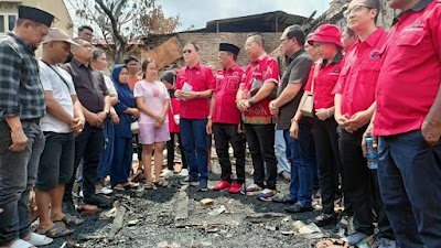 DPC PDI Perjuangan Kota Medan dan Fraksi PDI P DPRD Medan Berikan Tali Asih Korban Kebakaran di Jalan Sei Kera
