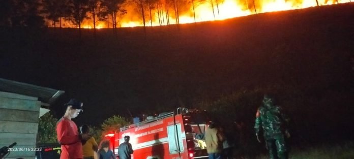 Respon Cepat Pemkab Dairi dan Tim Gabungan Tanggulangi Kebakaran Hutan Lahan di Paropo
