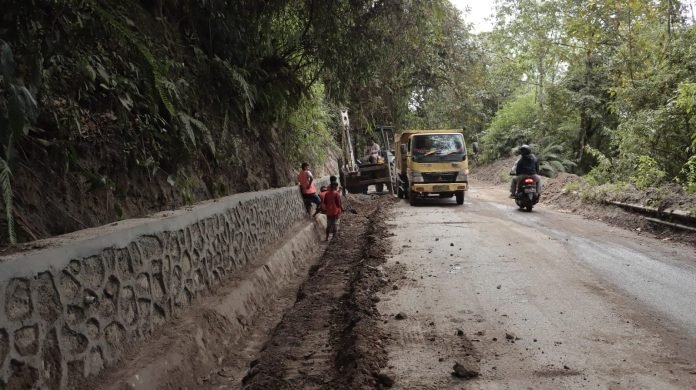 Bupati Dairi Himbau Pengguna Jalan Silahisabungan Berhati-hati
