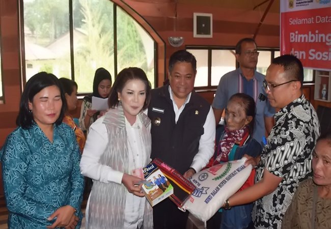 369727940_617453543866786_1184686705041444235_n Beri Bantuan Lansia di Sitinjo, Bupati Dairi: Lansia Sumber Informasi Bagi Generasi Muda