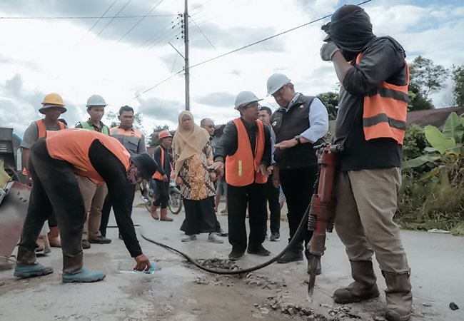 369731035_620804436865030_5584833065737834987_n Pastikan Desember Selesai, Bupati Dairi Tinjau Pengerjaan Jalan Jurusan Simpang Tiga - Berampu