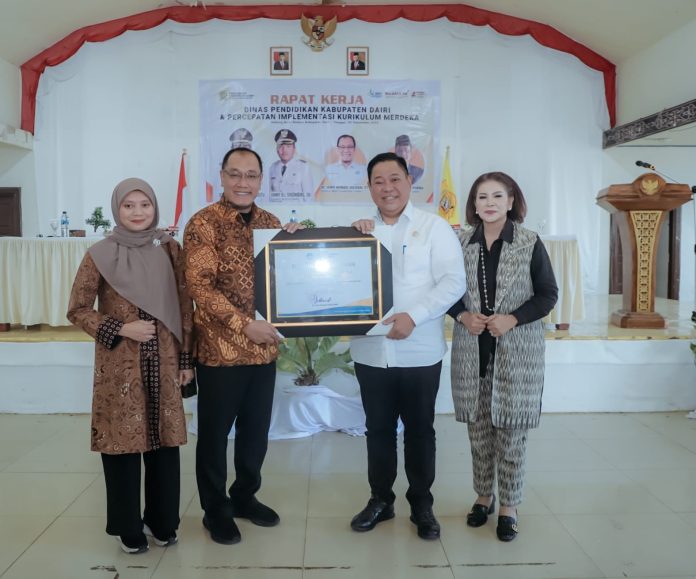 Tantangan Revolusi 4.0, Bupati Dairi Harapkan Guru Beradaptasi dengan Kemajuan Zaman