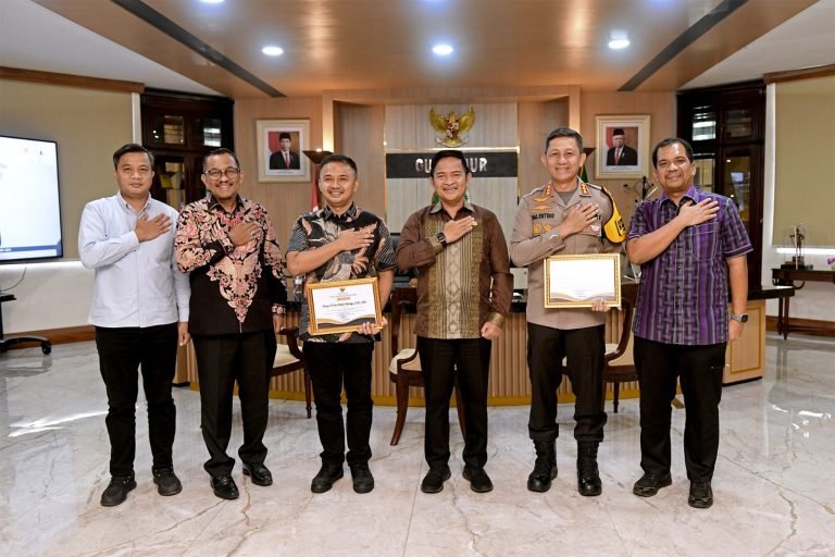Sukses Bongkar Kasus Eksploitasi Anak dan Perdagangan Manusia, Pj Gubernur Sumut Beri Penghargaan Kapolrestabes Medan dan Kasat Reskrim