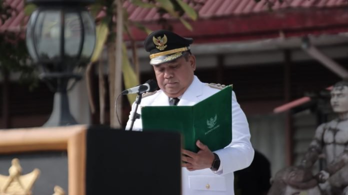 Tapanuli.Online - Pemerintah Kabupaten Dairi baru saja menyelenggarakan upacara dalam rangka memperingati Hari Kesaktian Pancasila yang jatuh bersamaan dengan peringatan HUT Kabupaten Dairi Ke -76 yang digelar di Halaman Kantor Bupati Dairi, Kecamatan Sidikalang, Minggu (1/10/2023). Pada kesempatan tersebut, Bupati Dairi Eddy Berutu melalui Kepala Bagian Tata Pemerintahan Setda Kab. Dairi Juliawan Rajagukguk membacakan sejarah singkat terbentuknya Kabupaten Dairi. “Sesuai dengan Undang-Undang Nomor 1 Tahun 1945, maka di Dairi dibentuk Komite Nasional Daerah untuk mengatur Pemerintah dalam mengisi kemerdekaan dengan susunan Ketua Umum Jonathan Ompu Tording Sitohang, Ketua I Djauli Manik, Ketua II Noeh Hasibuan, Ketua III Raja Elias Ujung, Sekretaris I Tengku Lahuami, Sekretaris II Gr. Gindo Muhammad Arifin, Bendahara I Mula Batubara, dan Bendahara II St. Stepanus Sianturi,” ucapnya mengawali pembacaanya. Disampaikan Juliawan, pada agresi militer I Belanda telah menguasai Sumatera Timur sehingga masyarakat Dairi yang berada di sana mengungsi kembali ke Dairi. Untuk menyelenggarakan pemerintahan serta menghadapi perang melawan Agresi Belanda, maka Residen Tapanuli Dr. Ferdinand Lumbantobing, selaku Gubernur Militer Sumatera Timur dan Tapanuli dengan suratnya Nomor 1256 tanggal 12 September 1947, berlaku mulai tanggal 1 Oktober 1947, menetapkan Keresidenan Tapanuli menjadi 4 Kabupaten yaitu Kabupaten Dairi, Kabupaten Toba Samosir, Kabupaten Humbang, dan Kabupaten Silindung. Hari bersejarah ini berdasarkan kesepakatan pemerintah dan masyarakat ditetapkan sebagai Hari Jadi Kabupaten Dairi. “Dengan ditetapkannya Dairi menjadi kabupaten, ditunjuklah Paulus Manurung sebagai bupati pertama di Kabupaten Dairi yang berkedudukan di Sidikalang. Kabupaten Dairi saat itu dibagi menjadi 3 (tiga) Kewedanaan yaitu Kewedanaan Sidikalang, Kewedanaan Simsim, dan Kewedanaan Kampung Karo,” ucapnya. Dibacakan Juliawan, setelah penyerahan kedaulatan wilayah Indonesia oleh Belanda maka Pemerintahan Militer di Dairi kembali pada pemerintahan sipil dan sebagai kepala pemerintahan Dairi Gading Barklomeus Pinem dan Raja Kisaean Massy Maha, yang kemudian digantikan Jonathan Ompu Tording Sitohang pada 10 Desember 1949. Dijelaskannya, pada masa itu jumlah Kecamatan di Kabupaten Dairi diciutkan dari 12 Kecamatan menjadi 8 Kecamatan yaitu Kecamatan Sidikalang, Kecamatan Sumbul, Kecamatan Salak, Kecamatan Kerajaan, Kecamatan Tigalingga, Kecamatan Tanah Pinem, Kecamatan Silima Pungga-pungga, dan Kecamatan Siempat Nempu. “Berdasarkan Undang-Undang Nomor 22 Tahun 1948 tentang Pemerintahan Daerah, maka semua Kabupaten yang dibentuk pada masa Agresi Militer I dan II harus kembali dilebur, sehingga Kabupaten Dairi yang telah dibentuk tanggal 1 Oktober 1947 harus menjadi bagian dari Kabupaten Tapanuli Utara dengan ibukotanya Tarutung,” ucapnya. Sejak 1 April 1950, kata Juliawan, maka 8 kecamatan yang ada di Dairi kembali menjadi bagian dari wilayah pemerintahan Tapanuli Utara. Akibat peleburan dan penggabungan wilayah Kabupaten Dairi menjadi bagian dari Tapanuli Utara, maka tokoh masyarakat Dairi terus berjuang meminta kepada Pemerintah Pusat melalui Pemerintah Provinsi Sumatera Utara agar keinginan menjadi daerah Otonom Tingkat II Dairi dapat segera disetujui berdasarkan Undang-Undang. Tahun 1958, ucap Juliwan, terjadi peristiwa pemberontakan PPRI yang mengakibatkan terputusnya hubungan antara Sidikalang (Dairi) dengan Tarutung sebagai ibu kota Tapanuli Utara sehingga penyelenggaraan pemerintahan hampir vakum. Sehingga Gubernur KDH Tingkat I Sumatera Utara dengan mengambil kebijakan penting dengan menetapkan daerah Dairi menjadi Wilayah Administratif, dengan sebutan Coordinator Schaap, yang secara langsung berurusan dengan Provinsi Sumatera Utara. Untuk mengisi Koordinator Schaap Pemerintahan di Dairi dihunjuk sebagai pimpinan sementara yakni Nasib Nasution (Pati pada Kantor Gubernur Sumatera Utara) yang selanjutnya digantikan oleh Djauli Manik sebagai Koordinator Schaap Pemerintahan Dairi. Akhirnya, kata Juliawan, pembentukan Kabupaten Daerah Tingkat II Dairi ditetapkan Pemerintah dengan Peraturan Pemerintah Pengganti Undang-Undang Nomor 4 tahun 1964 tentang Pembentukan Kabupaten Daerah Tingkat II Dairi, yang berlaku sejak 1 Januari 1964. Kemudian oleh Pemerintah Pusat dan DPR RI, ditetapkanlah Undang-Undang Nomor 15 Tahun 1964 tentang Penetapan Peraturan Pemerintah Pengganti Undang-Undang Nomor 4 Tahun 1964 tentang Pembentukan Daerah Tingkat II Dairi dengan mengubah Undang-Undang Nomor 7 Drt. Tahun 1956 tentang Pembentukan Daerah Otonom Kabupaten di Provinsi Sumatera Utara. Selanjutnya Juliawan menjelaskan berdasarkan Undang-Undang Nomor 15 Tahun 1964 wilayah Kabupaten Dairi pada saat pembentukannya terdiri atas 8 kecamatan yaitu Kecamatan Sidikalang, Kecamatan Sumbul, Kecamatan Tigalingga, Kecamatan Tanah Pinem, Kecamatan Salak, Kecamatan Kerajaan, Kecamatan Silima Pungga-Pungga, dan Kecamatan Siempat Nempu. “Setelah beberapa kali pemekaran Kecamatan dan Desa, maka sampai dengan saat ini wilayah administratif Kabupaten Dairi terdiri dari 15 Kecamatan, 161 Desa dan 8 Kelurahan,” ucap Juliawan mengakhiri pembacaannya.(FP/**)
