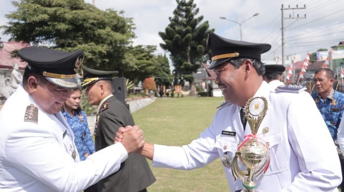 Meriahkan HUT Dairi ke-76, Bupati Dairi Serahkan Piagam Penghargaan