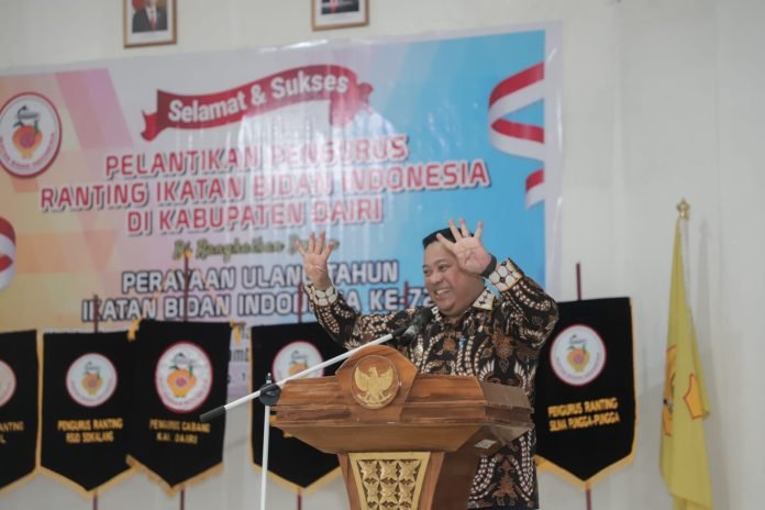 Pelantikan Ikatan Bidan Cabang Dairi, Eddy Berutu: SDM Tangguh Bagian Tanggung Jawab Bidan
