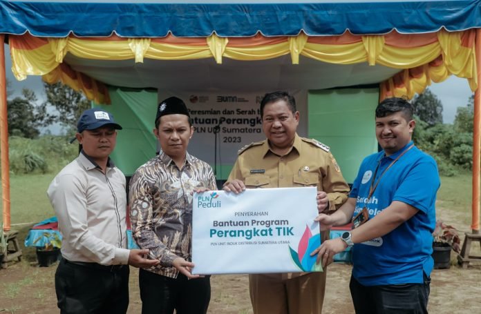 PLN Beri Bantuan Komputer ke SMP Muhammadiyah Sidikalang, Bupati Dairi: Terima Kasih, Turut Mencerdaskan Bangsa