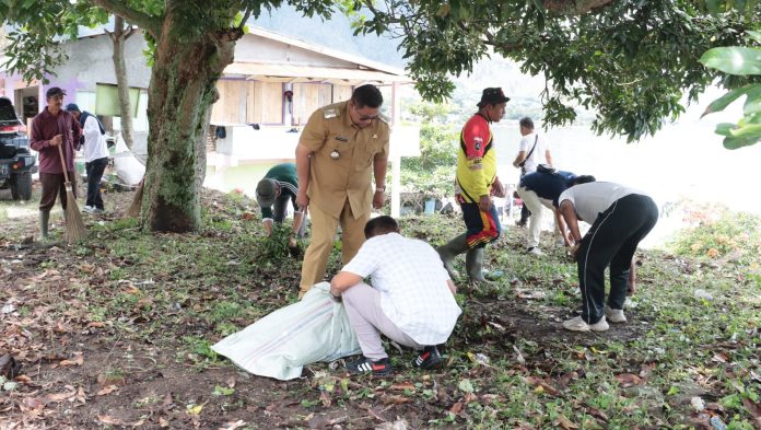 Jelang Aquabike Jetski, Bupati Dairi Tinjau Gotong Royong Pembersihan Pantai Silalahi