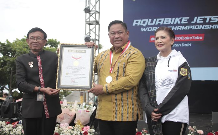 Bupati Dairi Terima Piagam dan Medali Rekor Muri Penari Cawan Terbanyak