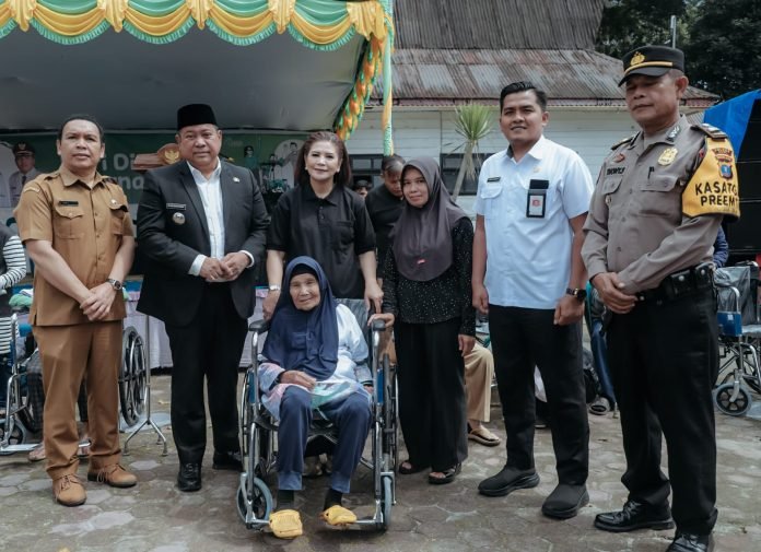 Hari Penyandang Disabilitas Internasional, Bupati Eddy Berutu Serahkan Kursi Roda