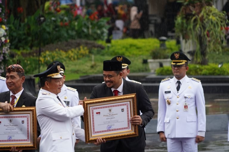 Diberikan Sekali Seumur Hidup, Bobby Nasution Raih Anugerah Tanda Kehormatan Satyalancana Karya Bhakti Praja Nugraha Atas Kinerja Tinggi dan Inovatif