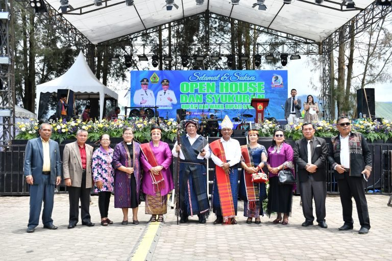 BUPATI DAN WABUP SAMOSIR GELAR SYUKURAN PELANTIKAN, AJAK MASYARAKAT BERSATU BANGUN DAERAH