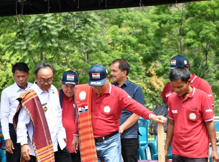 Wabup Samosir dan Ketua PPLMI Letakkan Batu Pertama Pembangunan Salib Suci “Silang Hangoluan”