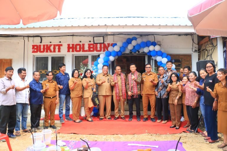 Wakil Bupati Samosir bersama Kepala KPw BI Sibolga, Launching Galeri UMKM Bukit Holbung.