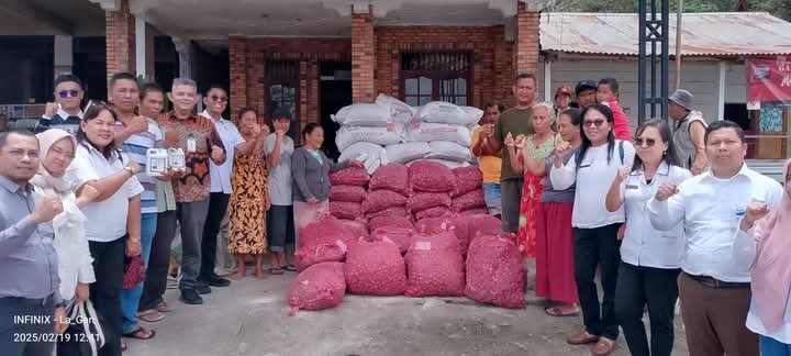 PT Bank Sumut Salurkan Bantuan Bibit Bawang Nerah Untuk Petani di Samosir