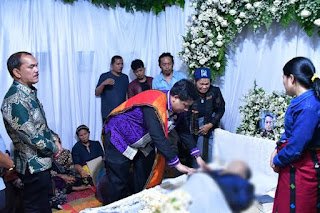 Bupati Samosir Vandiko Melayat ke Rumah Duka Manginar Sitanggang, Pejuang Samosir yang Berpulang
