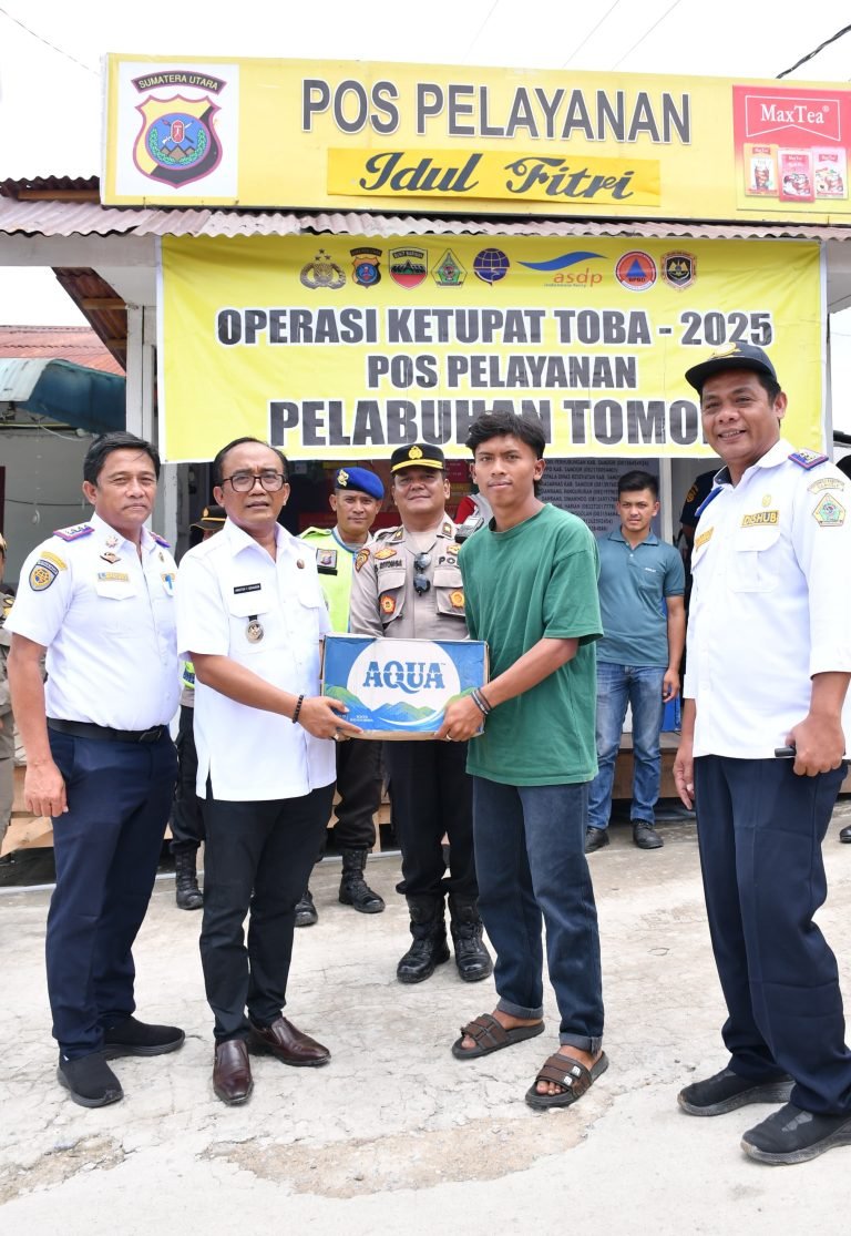 Cek Kesiapan Pos Pelayanan Idulfitri 2025, Wabup Samosir Bagikan Bingkisan untuk Petugas