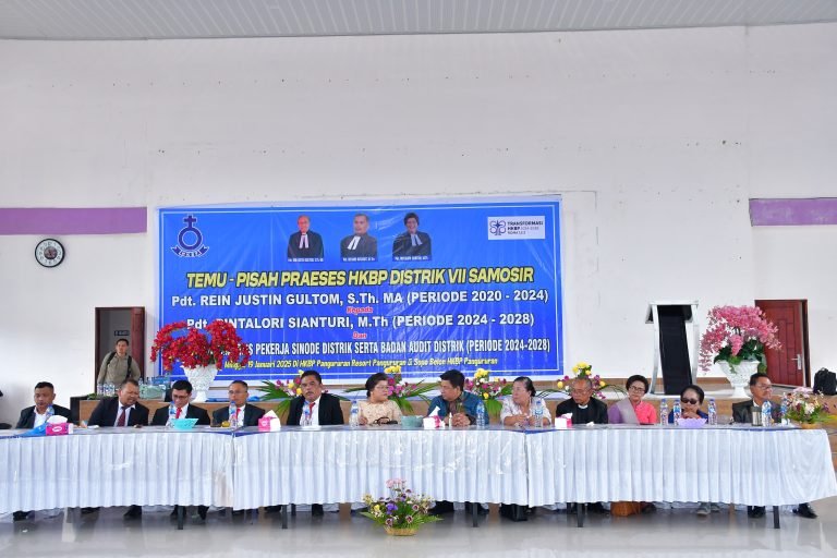 Pisah Sambut Praeses Distrik VII Samosir, Bupati Vandiko Puji Ide Kreatif Pdt. Rein Justin Gultom