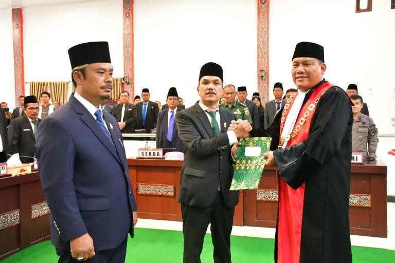 KETUA PN BALIGE LANTIK PIMPINAN DPRD SAMOSIR PERIODE 2024–2029, Bupati Vandiko: Mari Bekerja Untuk Rakyat, Tingkatkan Pelayanan Publik