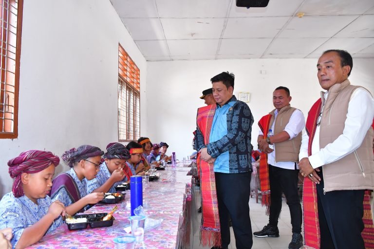 Dukung Program Makanan Bergizi Gratis, Bupati Samosir Bersama DPC Gerindra Berikan Makanan Kepada Pelajar SMPN 1 Pangururan