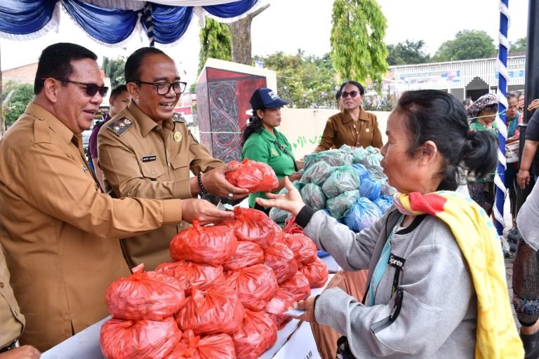 Warga Pangururan Antusias, Serbu Gerakan Pangan Murah di Taman Sitolu Hae Horbo