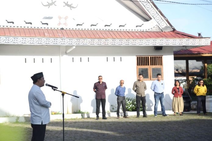 hinca-setda Penjabat Bupati Dairi Surung Charles Bantjin pimpin apel pagi di Sekretariat Daerah Kabupaten Dairi yang dilaksanakan di halaman apel kantor Bupati Dairi,Jumat (3/01/2025).
