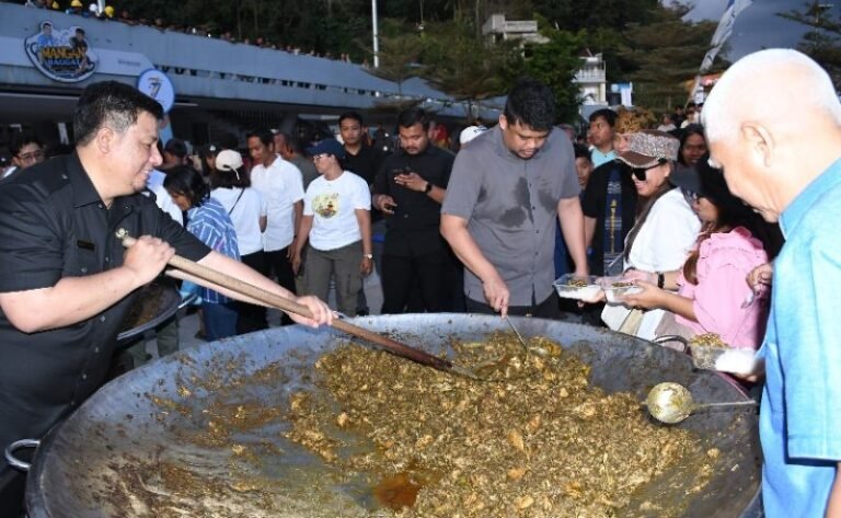Bupati Samosir Vandiko Hadiri Mangan Baggal Bersama Gubernur Sumut di Pantai Bebas Parapat