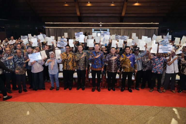Pemerintah Serahkan 1.120 Sertipikat Tanah untuk Transmigran Sukabumi, Wamen Ossy: Ini Bentuk Pengakuan Negara