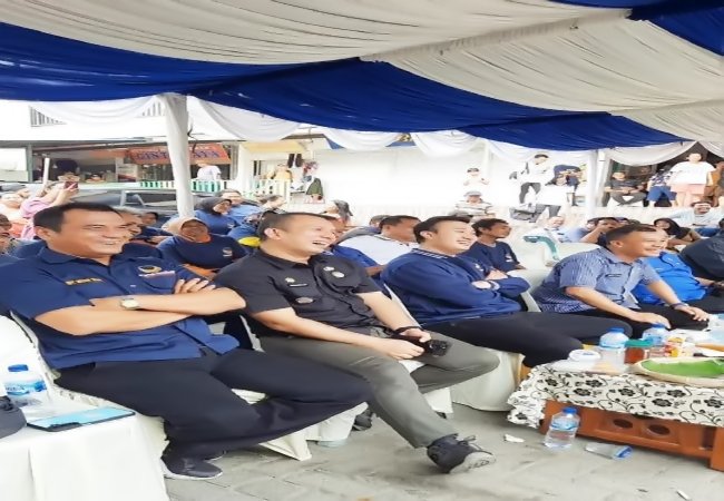 Program NasDem Sapa Pasar, Donald Panggabean Dampingi M. Afri Risky Lubis Kunjungi Pasar Lalang