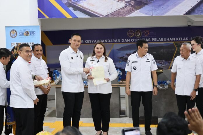 Wamen ATR/BPN Serahkan 160 Sertipikat Tanah kepada Pemda dan Masyarakat Sulteng