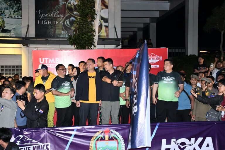 Gubernur Sumut dan Bupati Samosir Lepas 61 Pelari Kategori 100 Kilometer Trail of The Kings 2025
